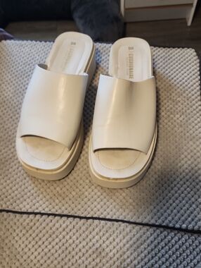 Cushionaire Cream Or BEIGE Slide Mules with Platform Sole 8.5